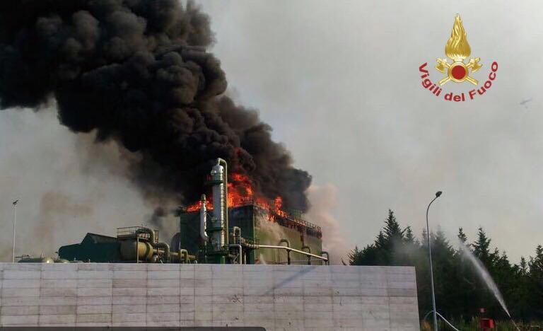 Una delle torri della centrale Enel andate distrutte nell'incendio del 3 agosto (foto Vigili del fuoco)