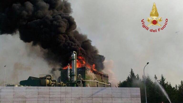 Una delle torri della centrale Enel andate distrutte nell'incendio del 3 agosto (foto Vigili del fuoco)
