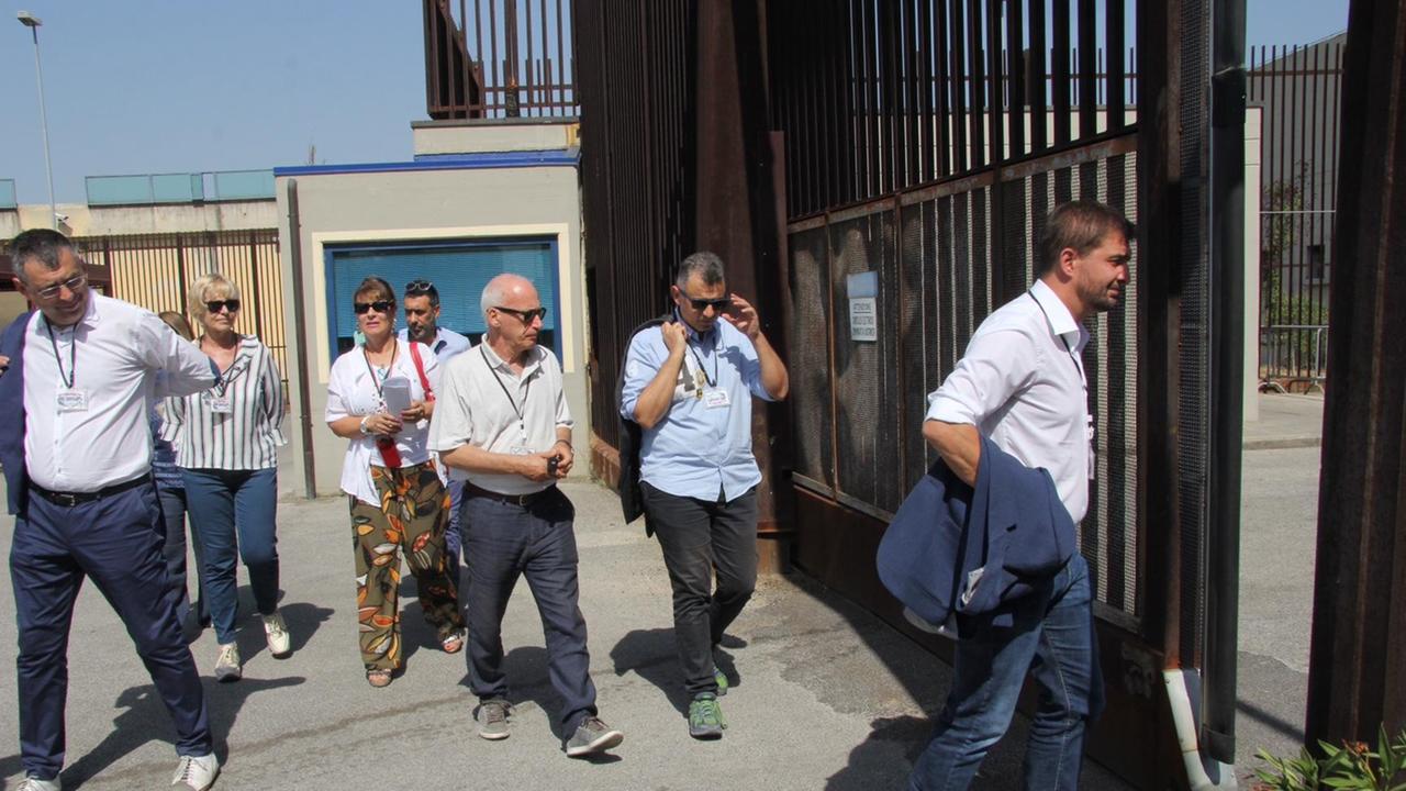 I consiglieri regionali mentre entrano alla Dogaia (foto Batavia)