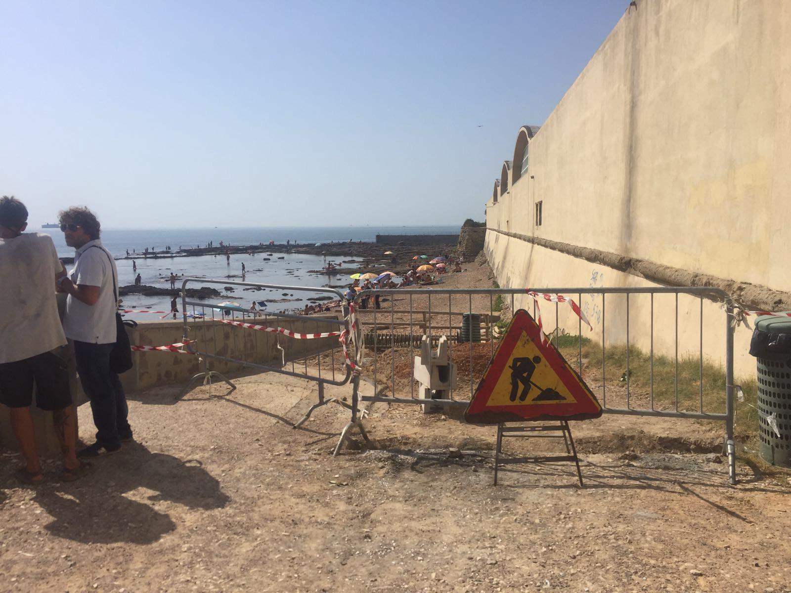 L'ingresso alla spiaggia transennato 