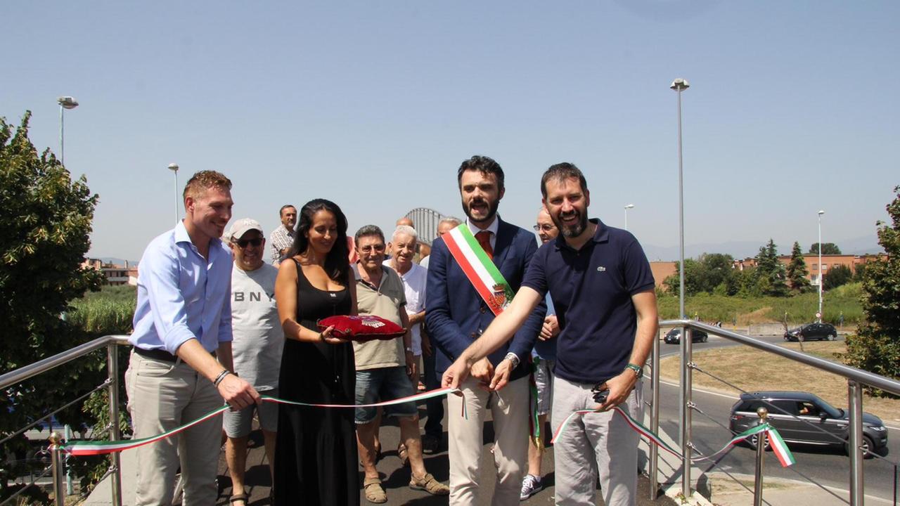 L'inaugurazione della passerella ciclo-pedonale (foto Batavia)
