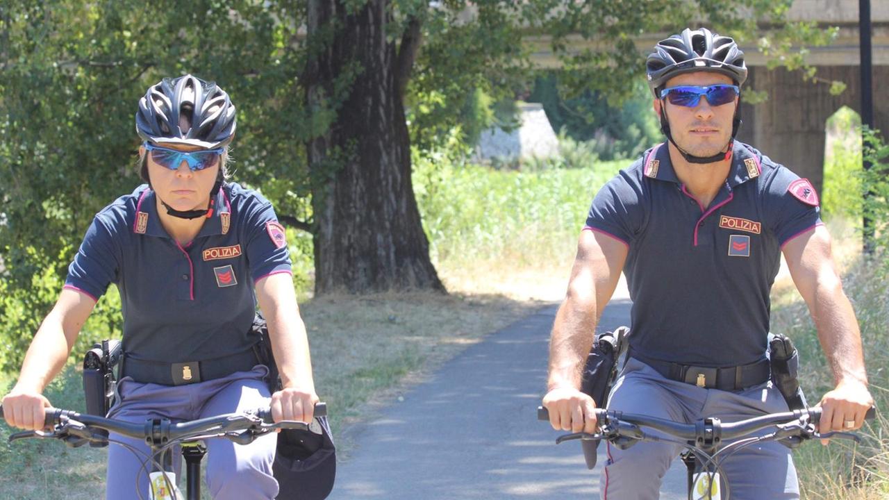 Una pattuglia di poliziotti in bici su una pista ciclabile lungo il Bisenzio