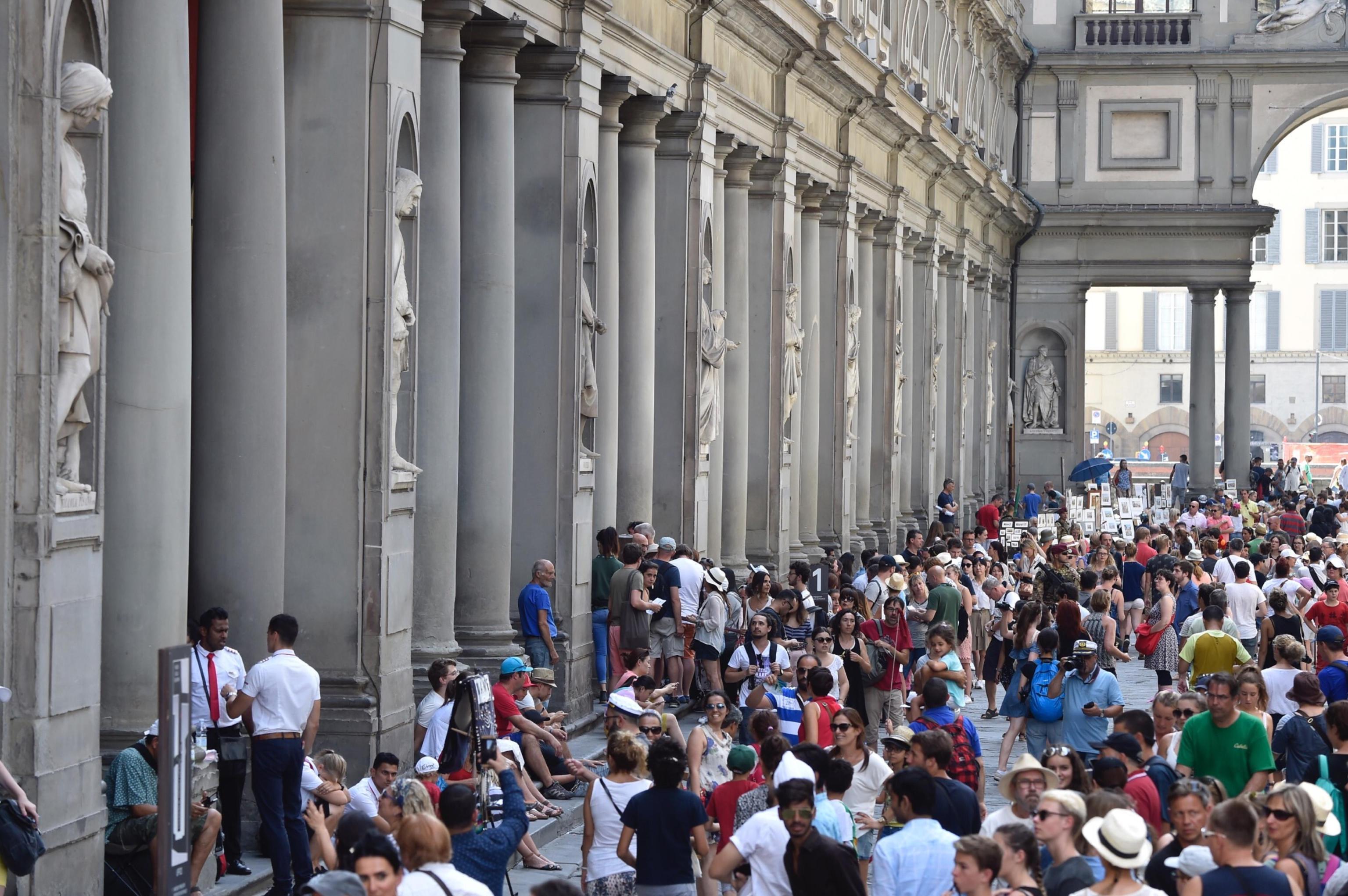 L'ingresso degli Uffizi affollato venerdì 4