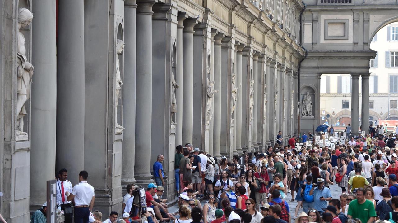 L'ingresso degli Uffizi affollato venerdì 4