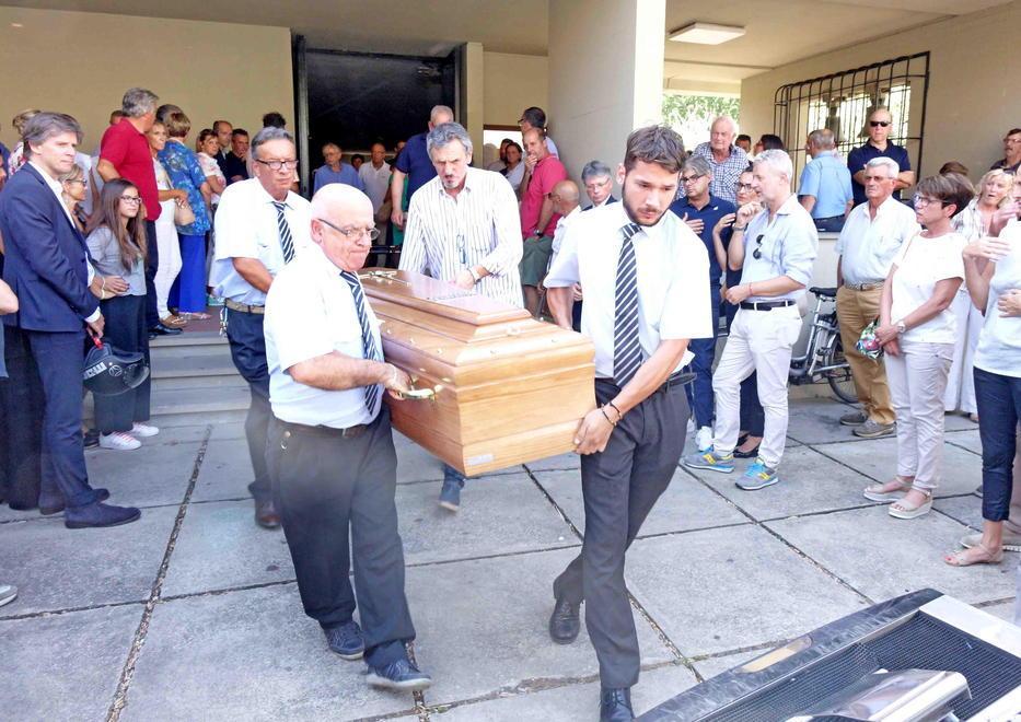 Il feretro di Becciani portato fuori dalla chiesa al termine del funerale