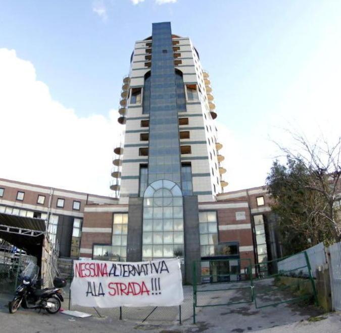 «Qui non si entra», dopo l'incendio il grattacielo degli ultimi diventa blindato 