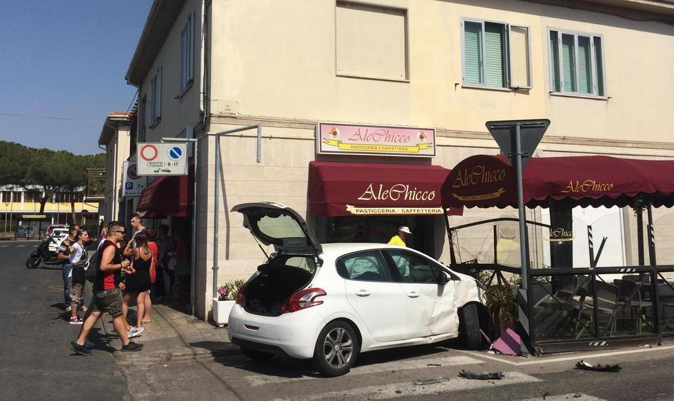 L'auto finita dentro la pasticceria (foto Falorni/Silvi)