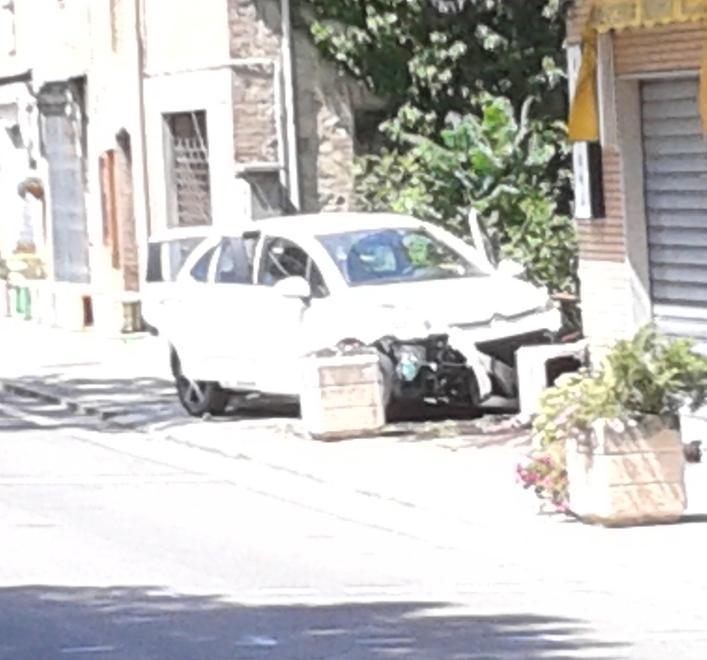 Sbanda e finisce con l’auto contro un muro in centro