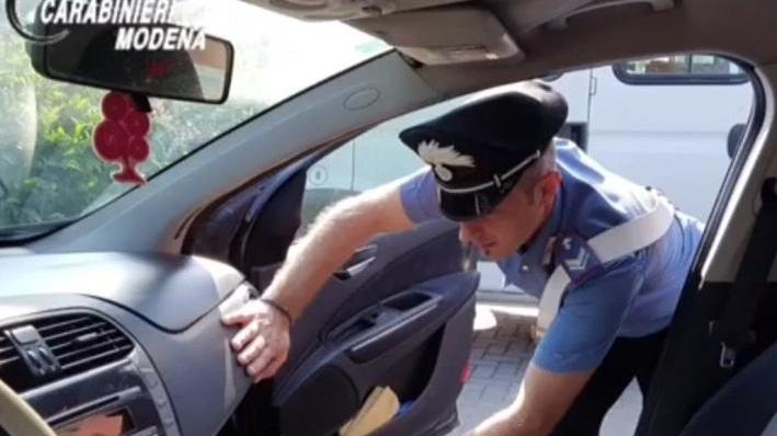 Minaccia i ciclisti con una pistola, preso