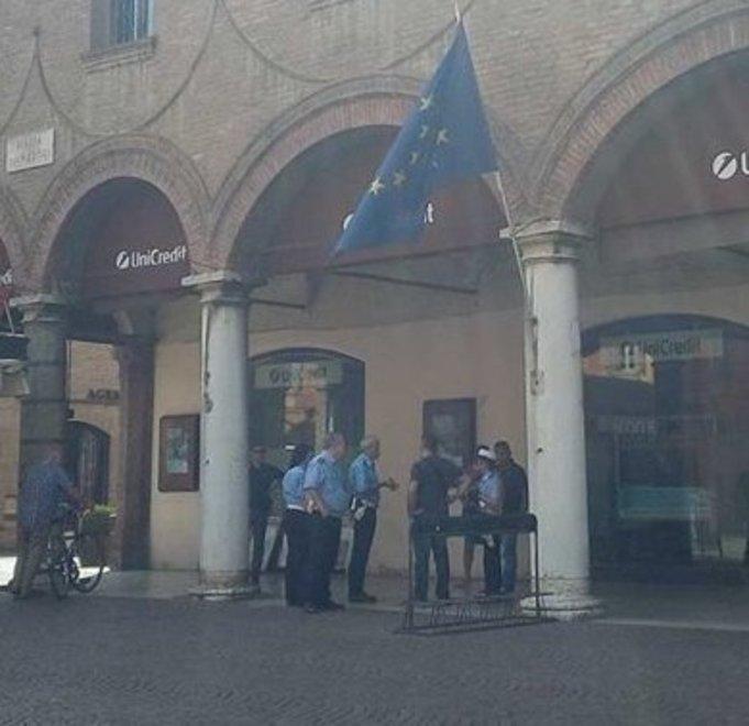 Ruba bici davanti a municipale e polizia: arrestato
