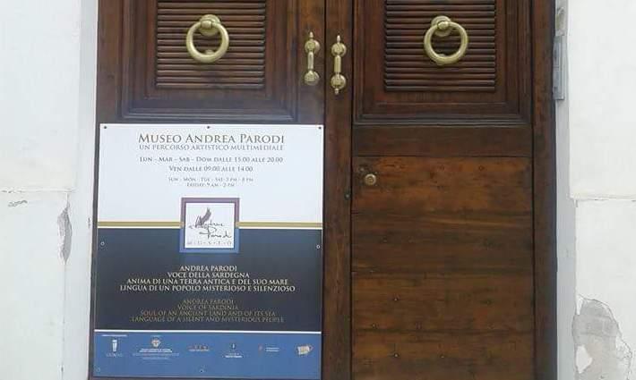 Un cartello deturpa l’antico portone