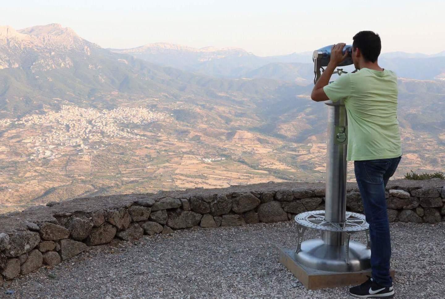 Binocolo sul belvedere per ammirare tutta la Barbagia