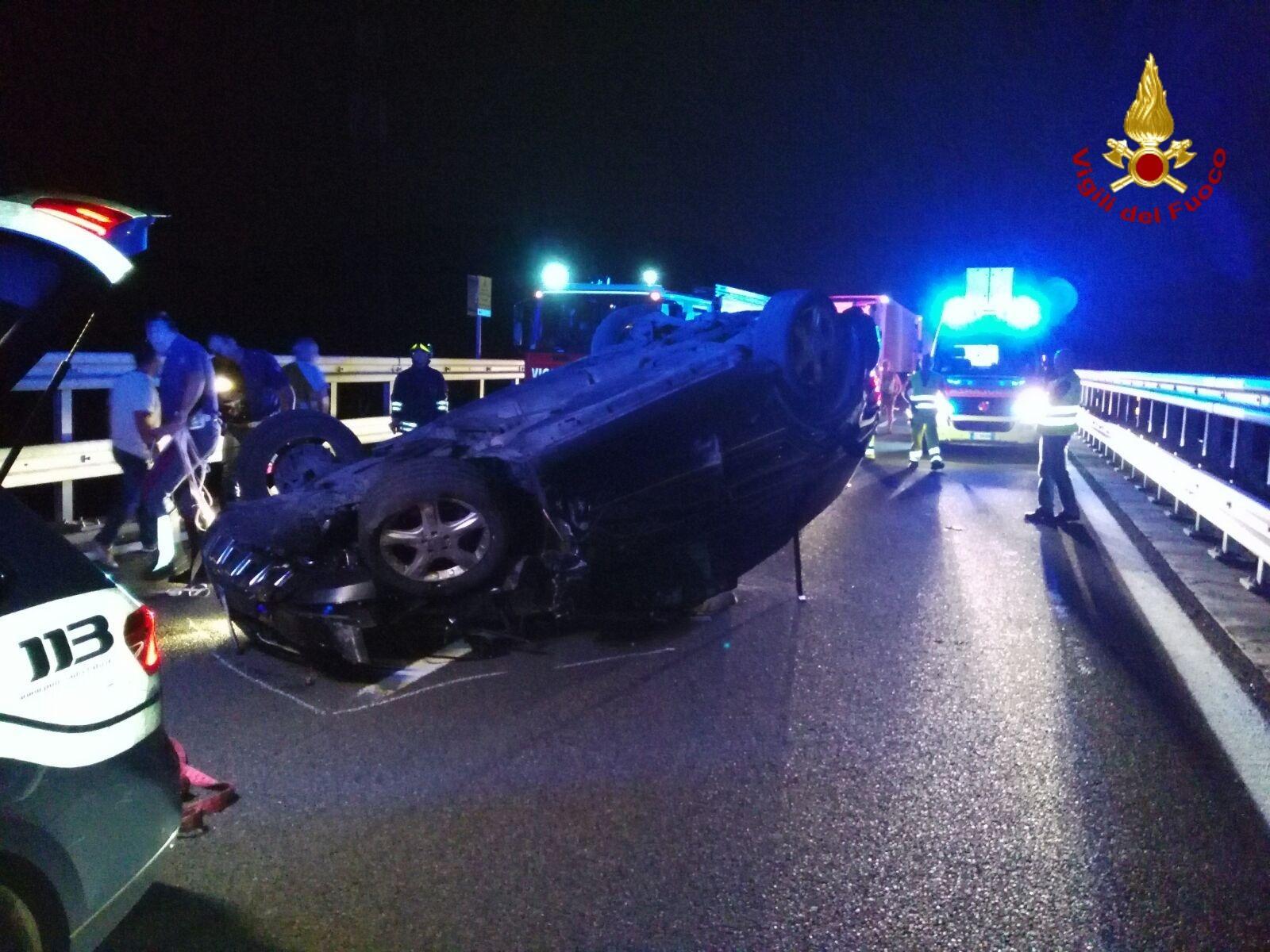 Giù dal viadotto dell'autostrada dopo un incidente: è grave 