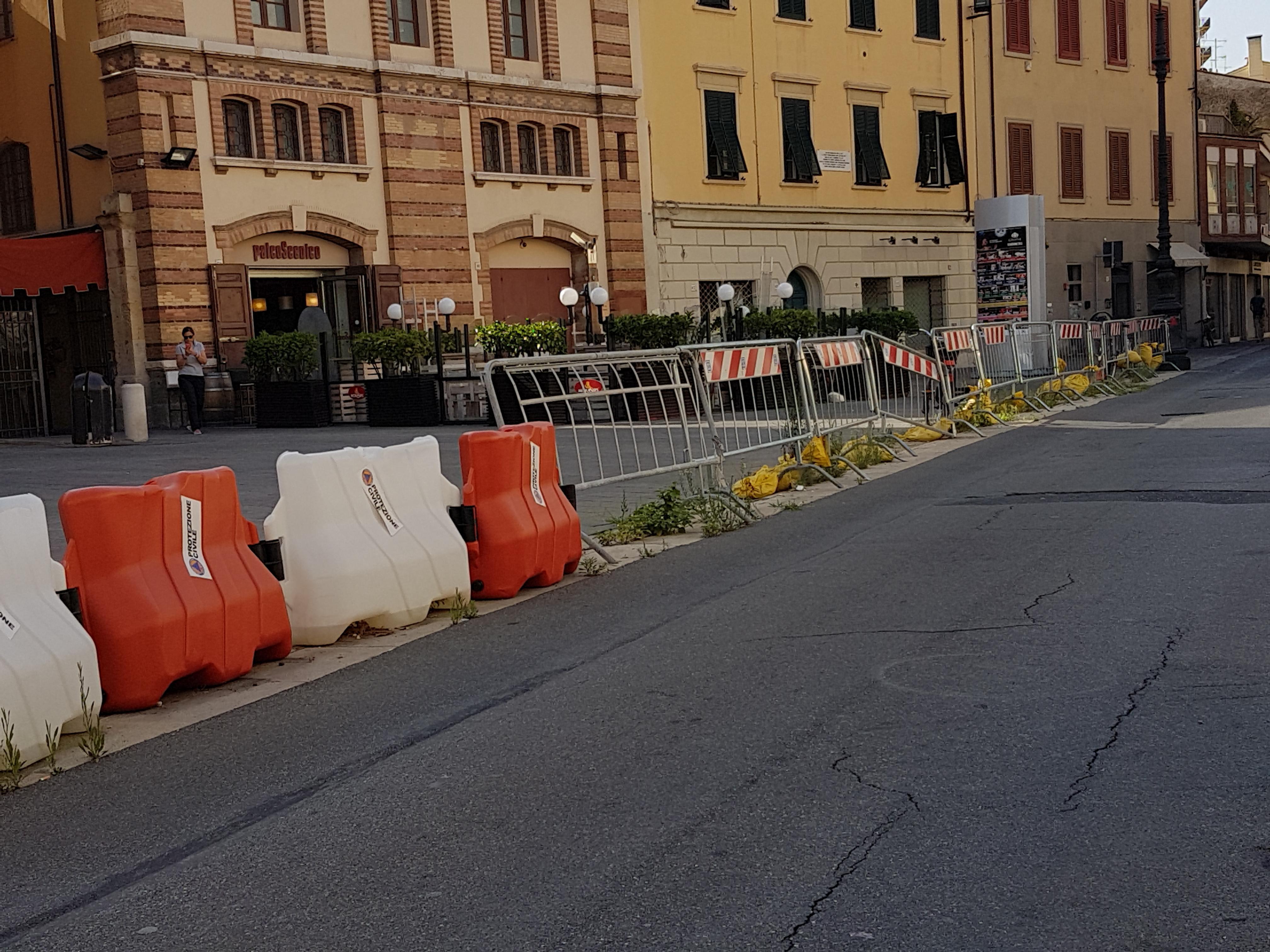 Davanti al Goldoni ci sono ancora le transenne... nonostante le promesse 