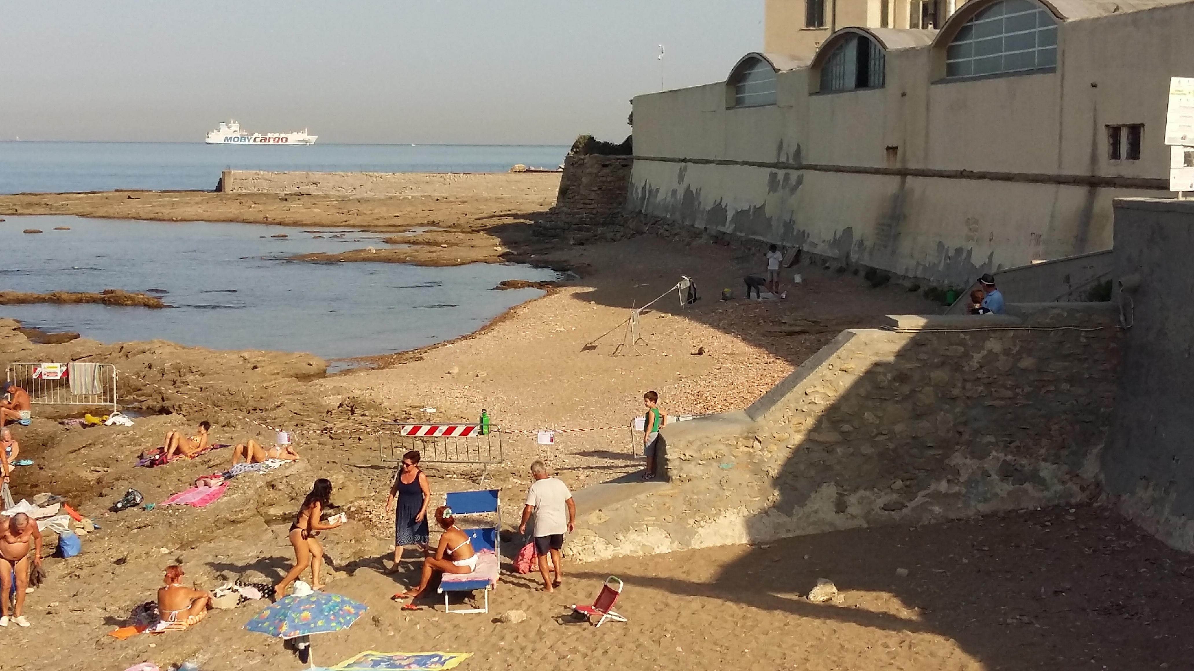 Allarme amianto, la rimozione tra i bagnanti è terminata: la spiaggia all'Accademia torna aperta 