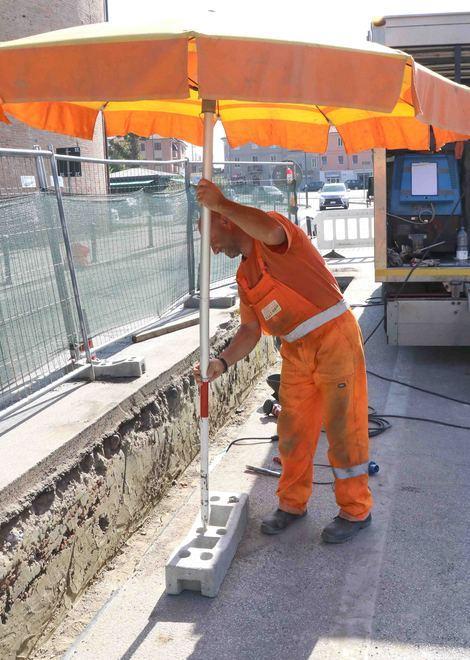 E gli operai fanno il pieno: cinque litri d’acqua a testa ogni giorno 