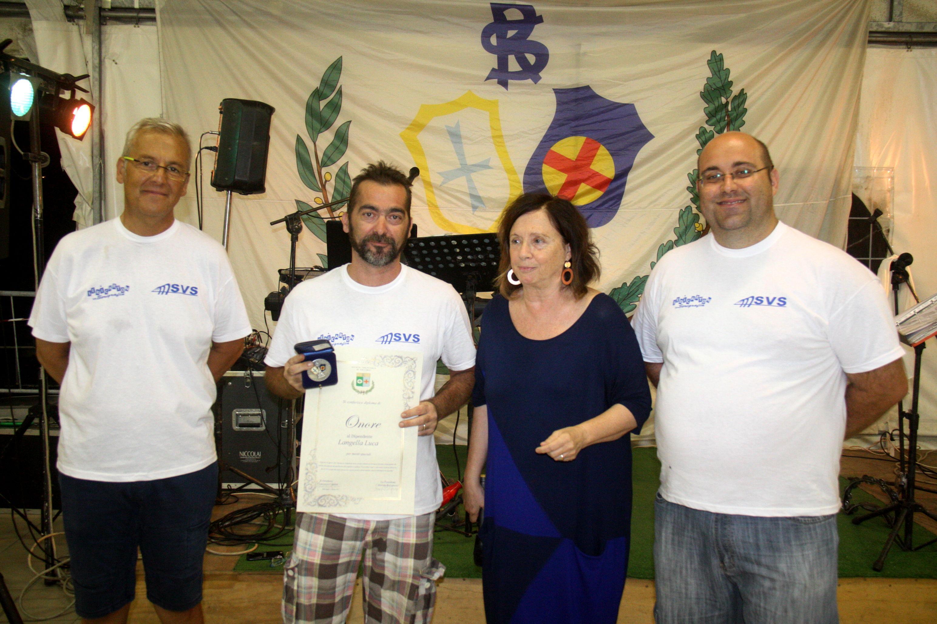 Salva tre bimbi nell'incendio alla Cigna: premiato volontario Svs