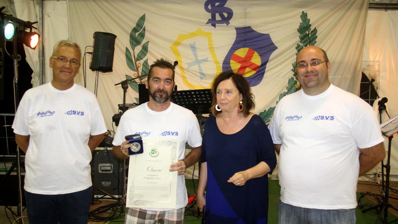 Salva tre bimbi nell'incendio alla Cigna: premiato volontario Svs