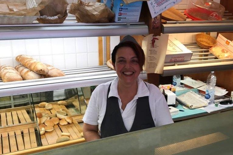 Sara Magnani, commessa del Panificio Novecento (foto Agenzia Bf)