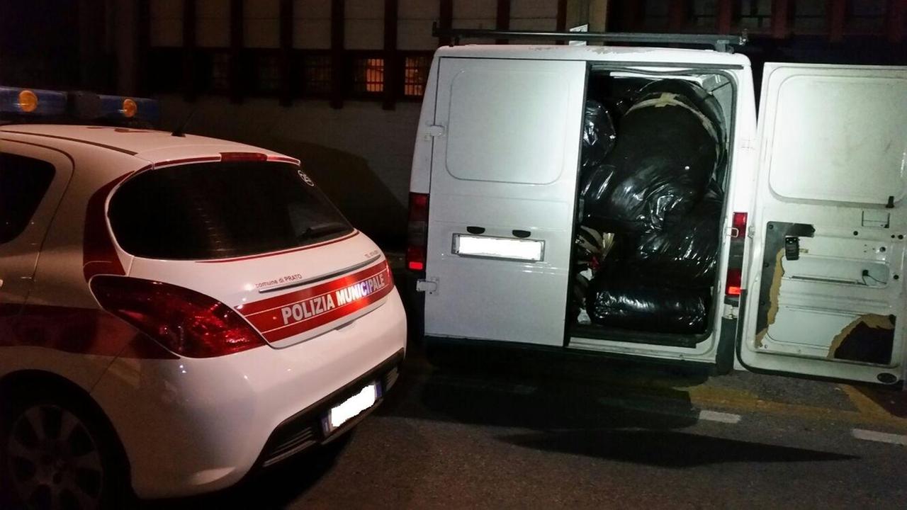 Il furgone con 15 tonnellate di sacchi neri fermato dalla muncipale