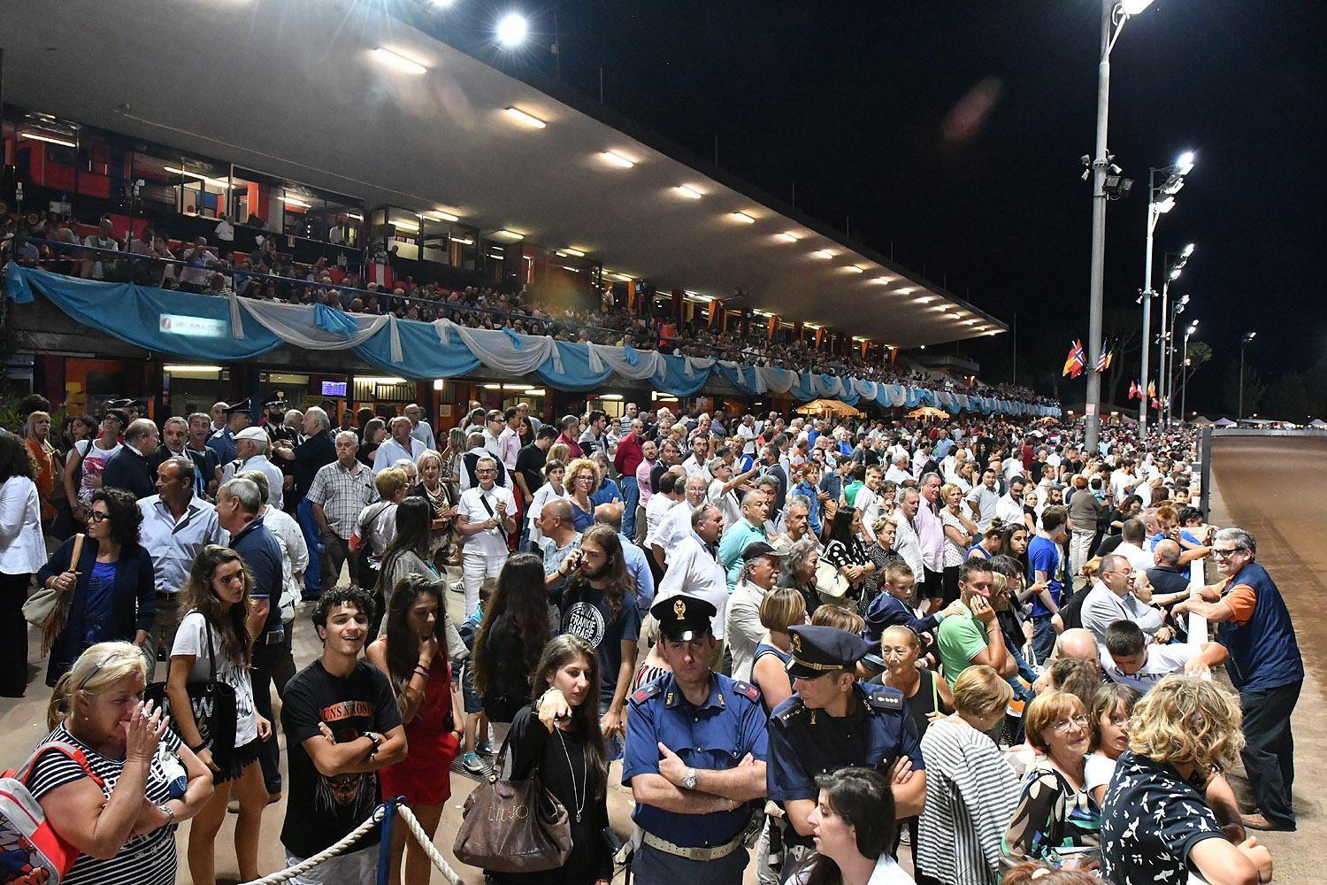 Una bella immagine delle tribune gremite all'ippodromo Sesana (Foto Rosellini)
