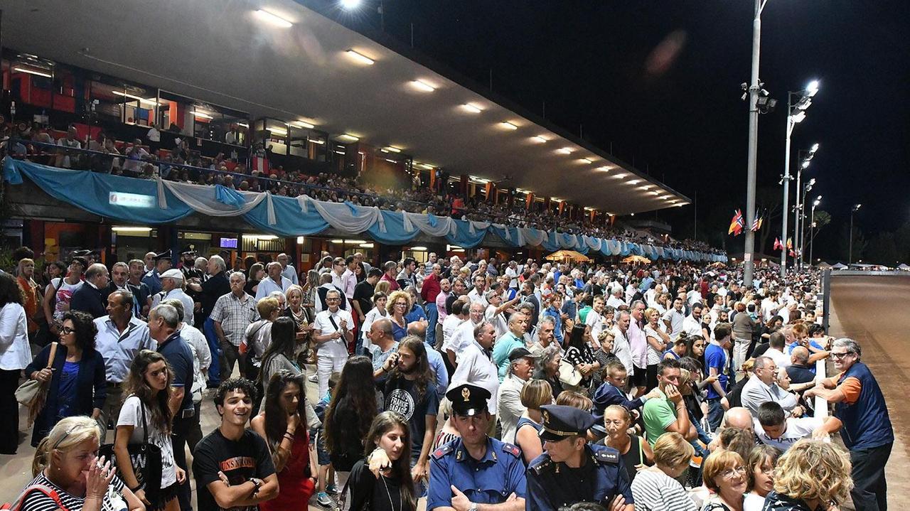 Una bella immagine delle tribune gremite all'ippodromo Sesana (Foto Rosellini)