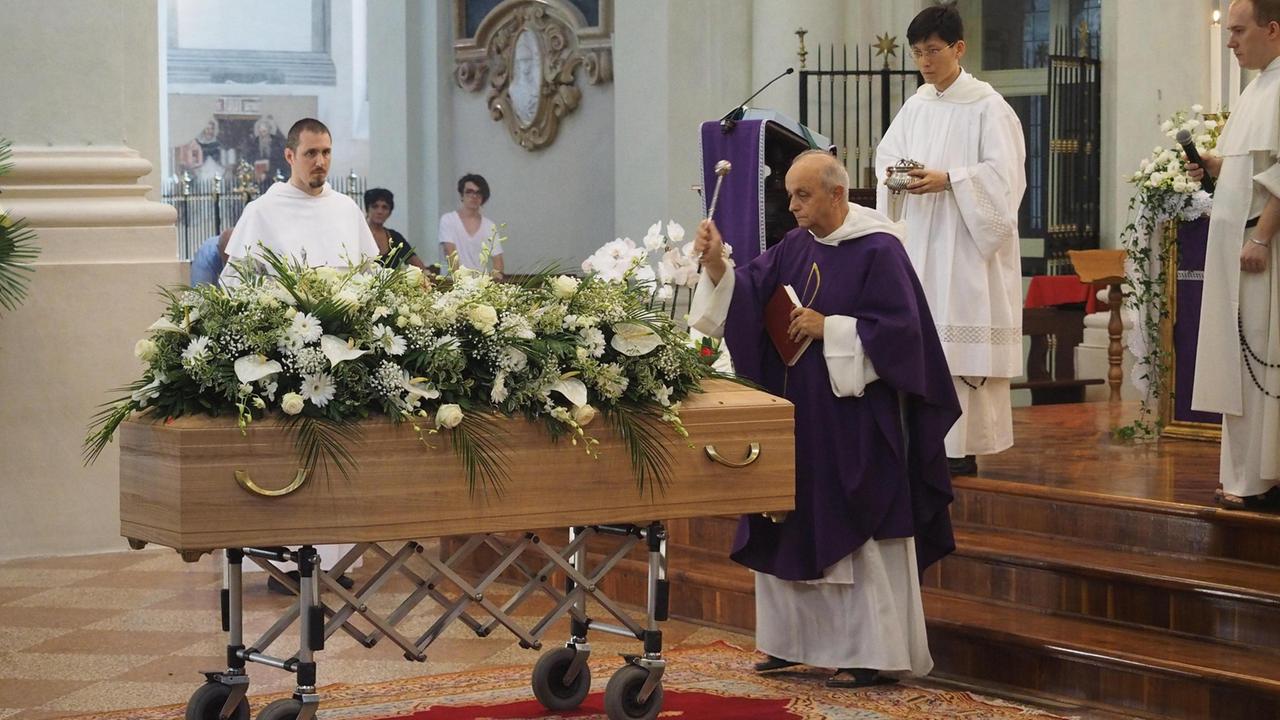 Commozione ai funerali di Guido Elmi, produttore di Vasco Rossi
