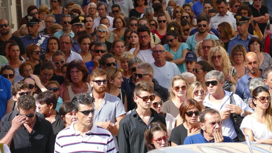 Uno scatto del funerale (foto Enzo Russo)