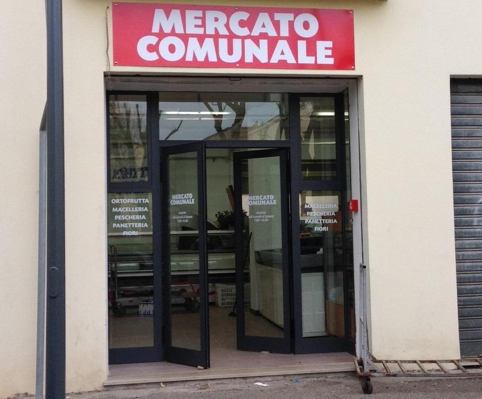 L'ingresso del mercato comunale