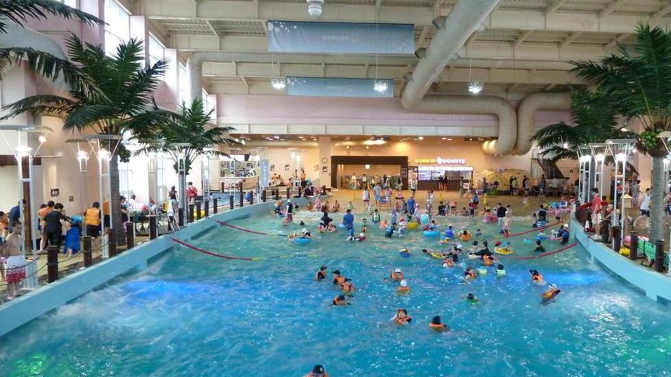 Surf in piscina a Lido per allenarsi alle onde