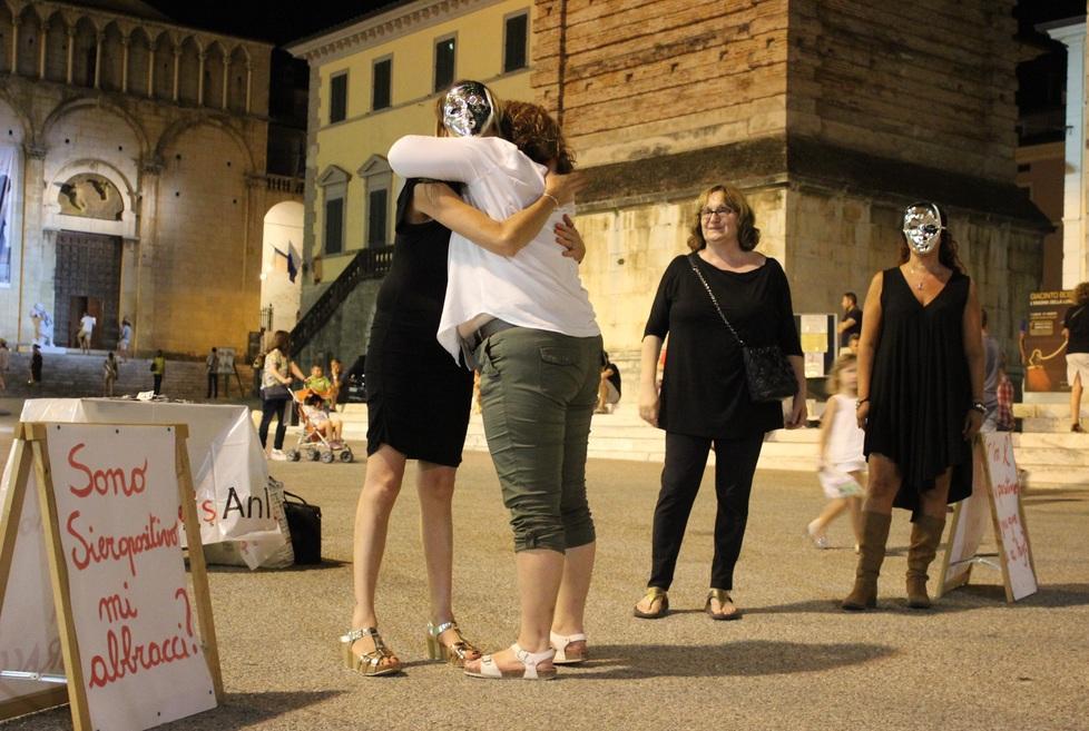 Abbracci in piazza contro i pregiudizi verso i sieropositivi