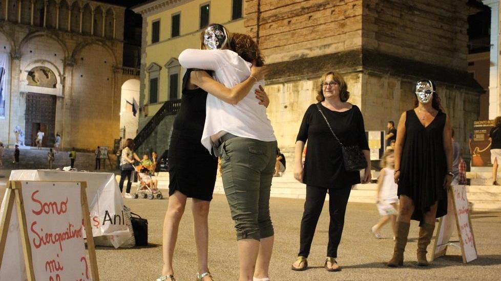 Abbracci in piazza contro i pregiudizi verso i sieropositivi