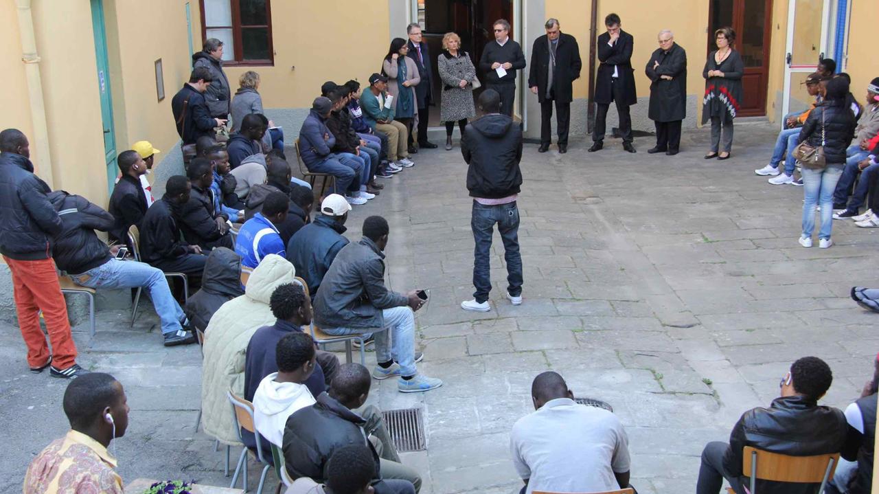 Un incontro del vescovo Agostinelli coi migranti