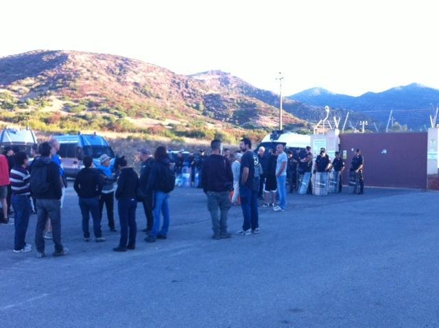 La fabbrica delle bombe, gli operai: "No alla riconversione" 