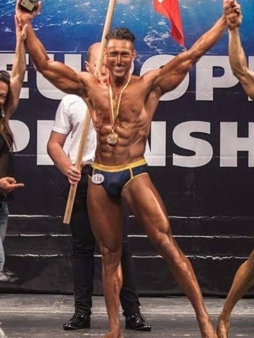 Vigile del fuoco d’oro e d’argento nel bodybuilding