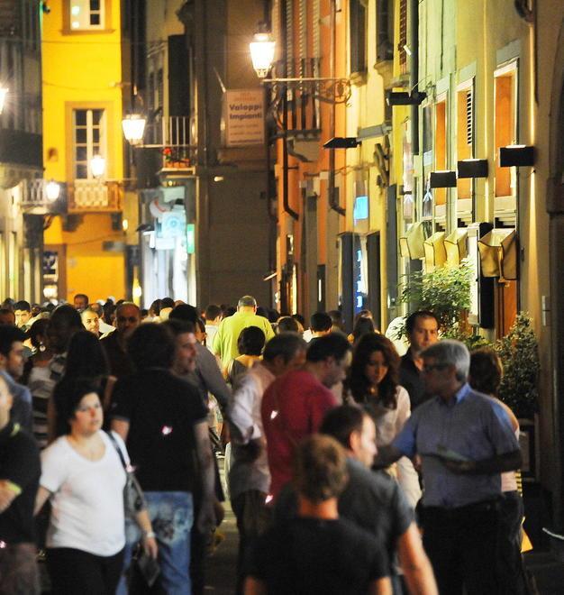 Sullo shopping di luglio si azzuffano le tre associazioni 