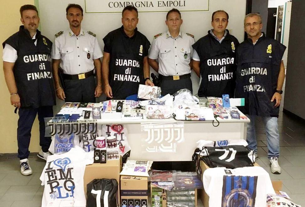 Scovata la fabbrica di falsi gadget scatta il sequestro, coniugi nei guai 