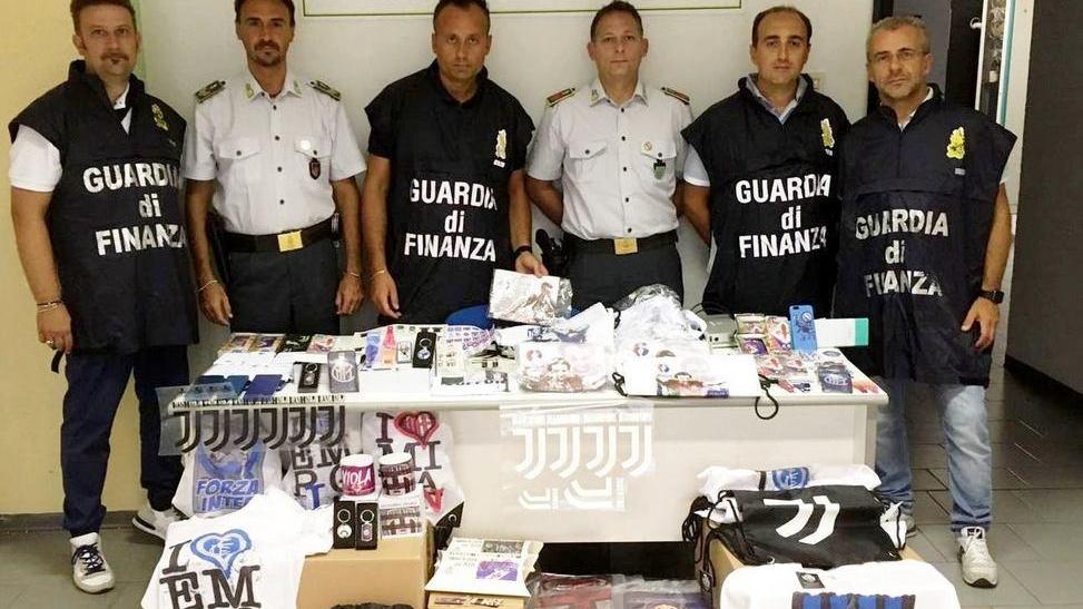 Scovata la fabbrica di falsi gadget scatta il sequestro, coniugi nei guai