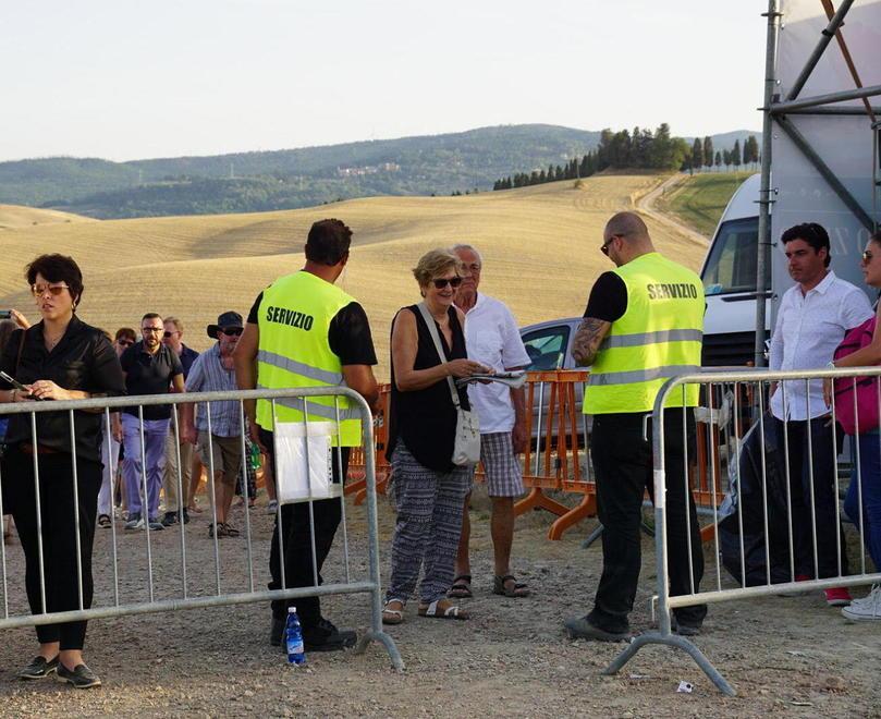 Al concerto di Zero bagno vietato... ai volontari