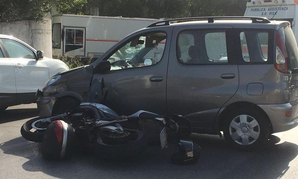 Motociclista ferito in un incidente