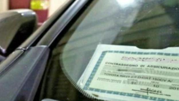 Sequestrate dai vigili urbani due macchine trovate senza copertura assicurativa