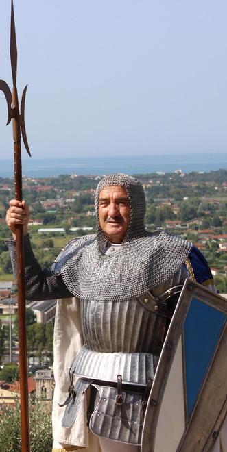 Arcieri, fanti, cavalieri, musici e artisti di strada