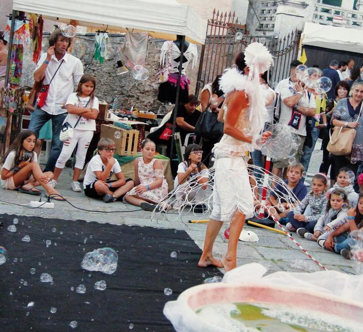 Laboratori di circo per i piccoli, acrobati, truccabimbi ed esibizioni itineranti 