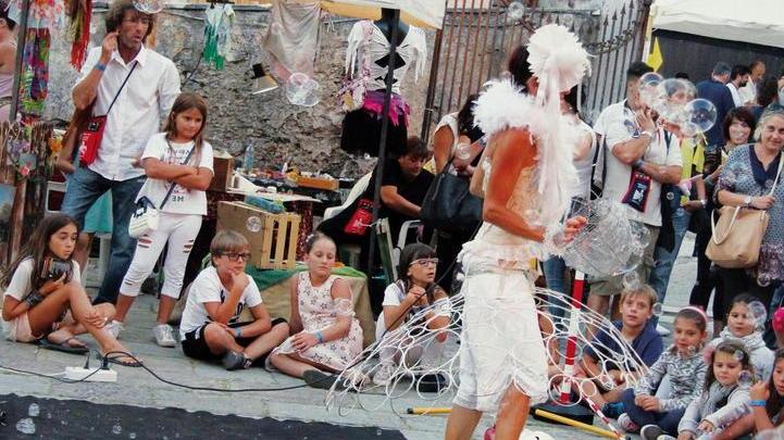 Laboratori di circo per i piccoli, acrobati, truccabimbi ed esibizioni itineranti