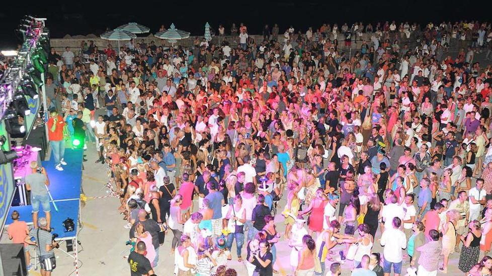 È la serata di Hottanta. Ecco i divieti: ci sarà prefiltraggio