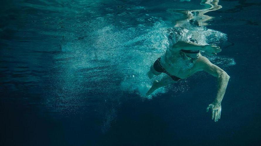 Greg si tuffa nel Canale «I sogni sono importanti»