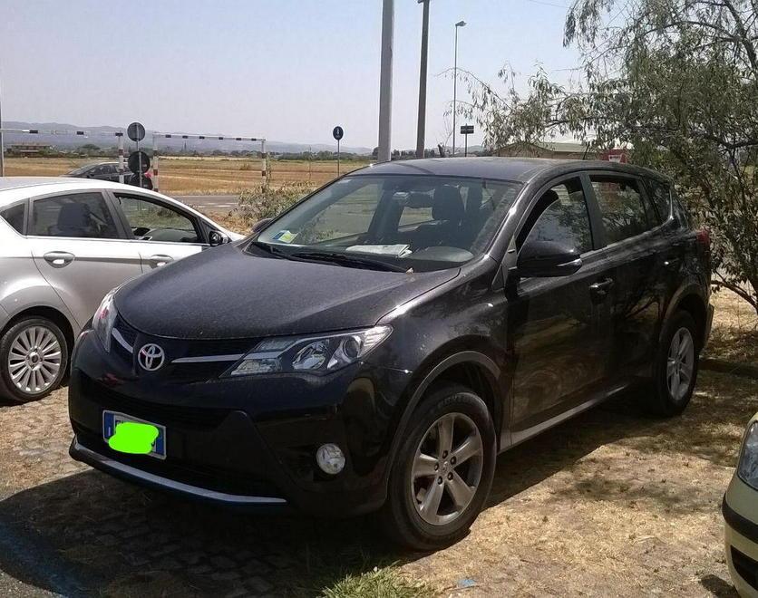 Allarme per un cane lasciato in auto 