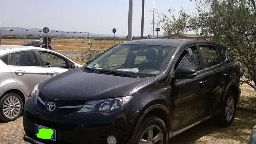 Allarme per un cane lasciato in auto