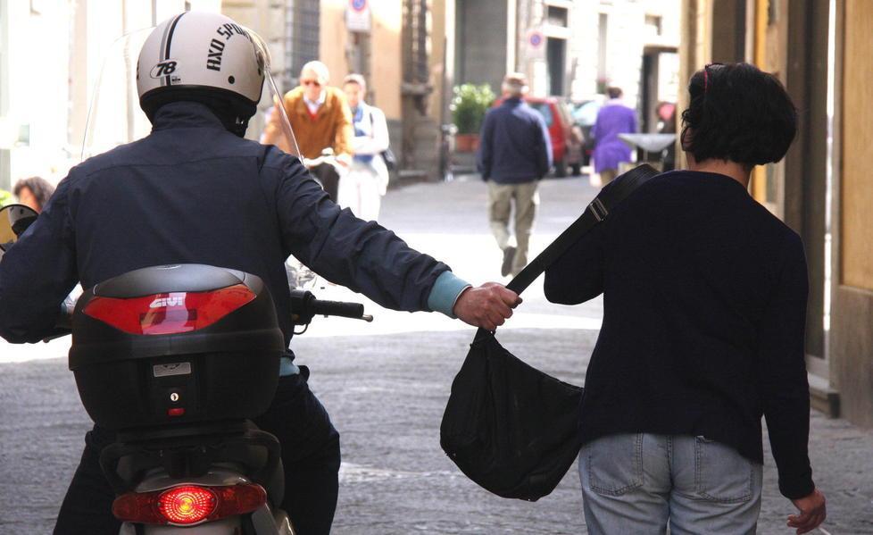 Raffica di scippi in centro prese di mira donne anziane 
