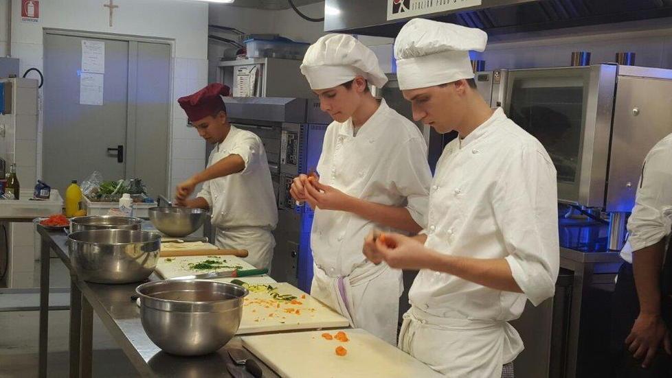 Lavoro, chance per gli under 30 I settori top: turismo e ristoranti 